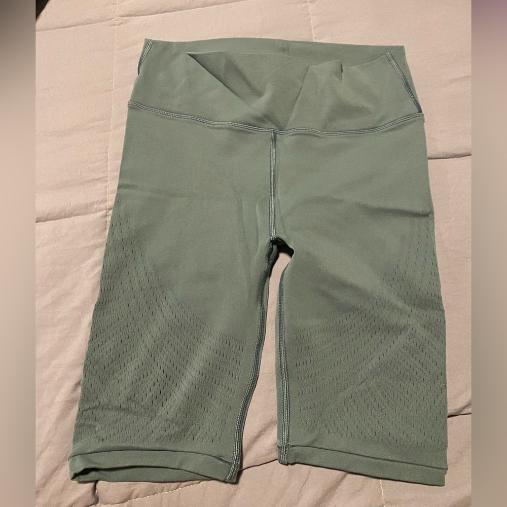 Lululemon Reveal Short - Teal - Size 10